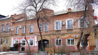 Astrakhan, Rusya, 13 Ocak 2021. Şehrin eski binaları. Evlerin ön cepheleri. Gorky st.