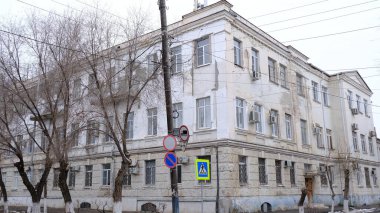 Astrakhan, Rusya, 13 Ocak 2021. Şehrin eski binaları. Evlerin ön cepheleri. Gorky st.