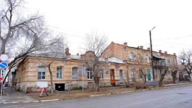 Astrakhan, Rusya, 13 Ocak 2021. Şehrin eski binaları. Evlerin ön cepheleri. Gorky st.