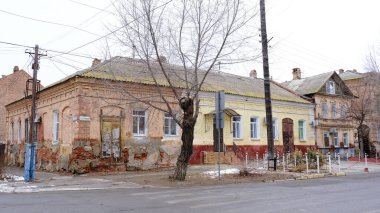 Astrakhan, Rusya, 13 Ocak 2021. Şehrin eski binaları. Evlerin ön cepheleri. Gorky st.