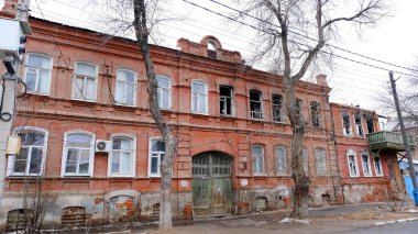 Astrakhan, Rusya, 13 Ocak 2021. Şehrin eski binaları. Evlerin ön cepheleri. Gorky st.