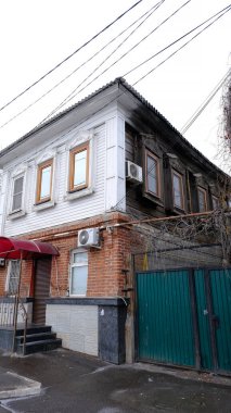 Astrakhan, Rusya, 13 Ocak 2021. Şehrin eski binaları. Evlerin ön cepheleri. Fioletova Caddesi.