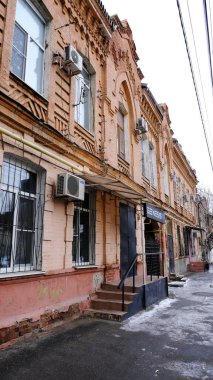 Astrakhan, Rusya, 13 Ocak 2021. Şehrin eski binaları. Evlerin ön cepheleri. Fioletova Caddesi.