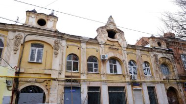 Astrakhan, Rusya, 13 Ocak 2021. Şehrin eski binaları. Evlerin ön cepheleri. Fioletova Caddesi.