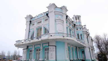 Astrakhan, Rusya, 13 Ocak 2021. Şehrin eski binaları. Evlerin ön cepheleri. Fioletova Caddesi.