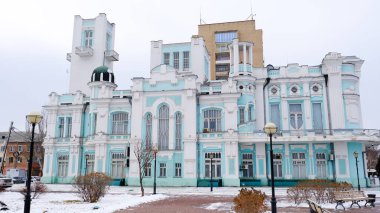 Astrakhan, Rusya, 13 Ocak 2021. Şehrin eski binaları. Evlerin ön cepheleri. Fioletova Caddesi.