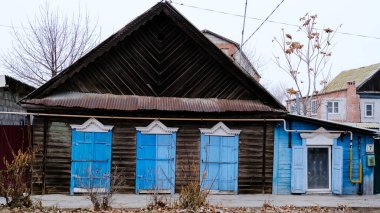 Astrakhan, Rusya, 9 Ocak 2021. Şehrin eski binaları. Evlerin ön cepheleri. Kazanskaya Caddesi.