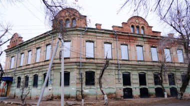 Astrakhan, Rusya, 9 Ocak 2021. Şehrin eski binaları. Evlerin ön cepheleri. Kazanskaya Caddesi.