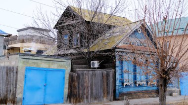 Astrakhan, Rusya, 9 Ocak 2021. Şehrin eski binaları. Evlerin ön cepheleri. Kazanskaya Caddesi.
