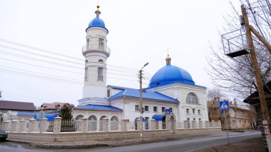 Astrakhan, Rusya, 9 Ocak 2021. Şehrin eski binaları. Evlerin ön cepheleri. Kazanskaya Caddesi.