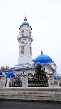 Astrakhan, Rusya, 9 Ocak 2021. Şehrin eski binaları. Evlerin ön cepheleri. Kazanskaya Caddesi.
