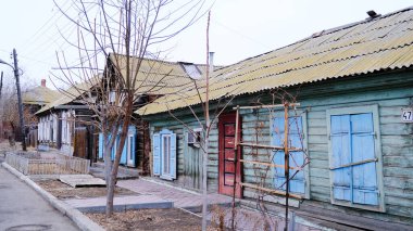 Astrakhan, Rusya, 9 Ocak 2021. Şehrin eski binaları. Evlerin ön cepheleri. Kazanskaya Caddesi.