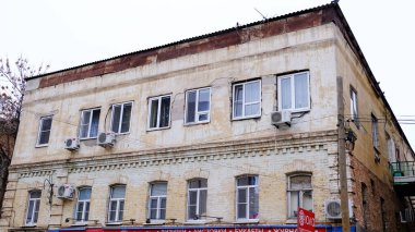 Astrakhan, Rusya, 9 Ocak 2021. Şehrin eski binaları. Evlerin ön cepheleri. Kazanskaya Caddesi.