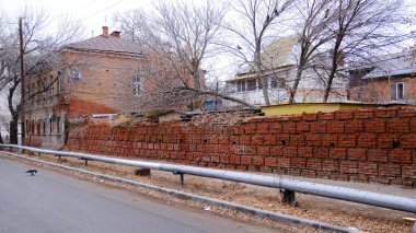 Astrakhan, Rusya, 9 Ocak 2021. Şehrin eski binaları. Evlerin ön cepheleri. Kazanskaya Caddesi.