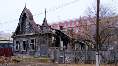 Astrakhan, Rusya, 9 Ocak 2021. Şehrin eski binaları. Evlerin ön cepheleri. Kazanskaya Caddesi.