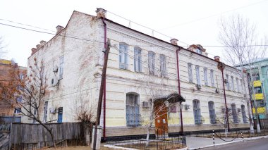 Astrakhan, Rusya, 9 Ocak 2021. Şehrin eski binaları. Evlerin ön cepheleri. Kazanskaya Caddesi.