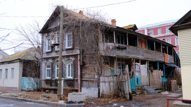 Astrakhan, Rusya, 9 Ocak 2021. Şehrin eski binaları. Evlerin ön cepheleri. Kazanskaya Caddesi.