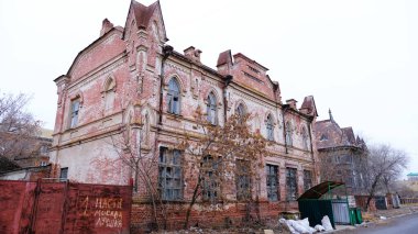 Astrakhan, Rusya, 9 Ocak 2021. Şehrin eski binaları. Evlerin ön cepheleri. Kazanskaya Caddesi.