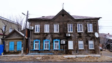 Astrakhan, Rusya, 9 Ocak 2021. Şehrin eski binaları. Evlerin ön cepheleri. Kazanskaya Caddesi.