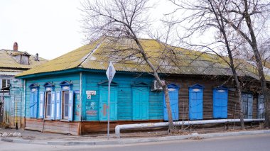 Astrakhan, Rusya, 9 Ocak 2021. Şehrin eski binaları. Evlerin ön cepheleri. Kazanskaya Caddesi.