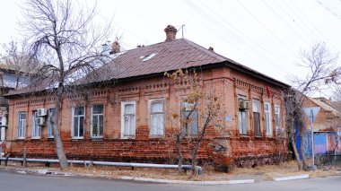 Astrakhan, Rusya, 9 Ocak 2021. Şehrin eski binaları. Evlerin ön cepheleri. Kazanskaya Caddesi.