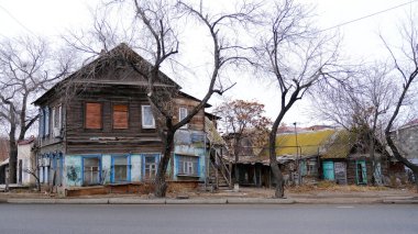 Astrakhan, Rusya, 9 Ocak 2021. Şehrin eski binaları. Evlerin ön cepheleri. Kazanskaya Caddesi.