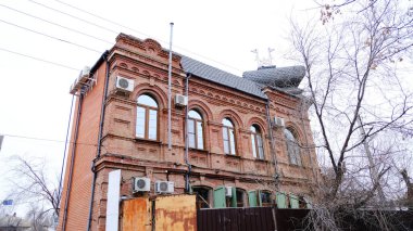 Astrakhan, Rusya, 9 Ocak 2021. Şehrin eski binaları. Evlerin ön cepheleri. Kazanskaya Caddesi.