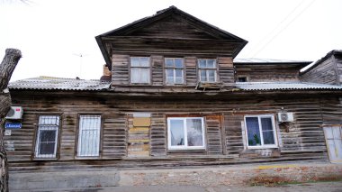 Astrakhan, Rusya, 9 Ocak 2021. Şehrin eski binaları. Evlerin ön cepheleri. Kazanskaya Caddesi.