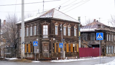 Astrakhan, Rusya, 12 Ocak 2021. Şehrin eski binaları. Evlerin ön cepheleri. Chelyuskintsev Caddesi.