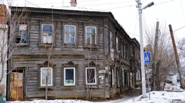 Astrakhan, Rusya, 12 Ocak 2021. Şehrin eski binaları. Evlerin ön cepheleri. Chelyuskintsev Caddesi.