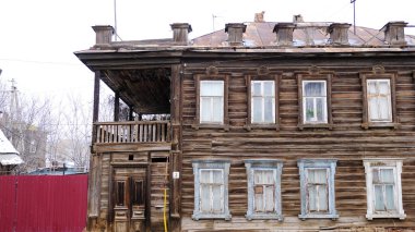 Astrakhan, Rusya, 12 Ocak 2021. Şehrin eski binaları. Evlerin ön cepheleri. Chelyuskintsev Caddesi.