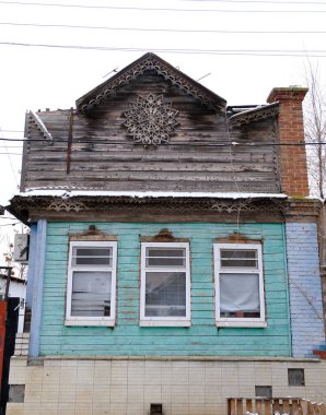 Astrakhan, Rusya, 12 Ocak 2021. Şehrin eski binaları. Evlerin ön cepheleri. Chelyuskintsev Caddesi.