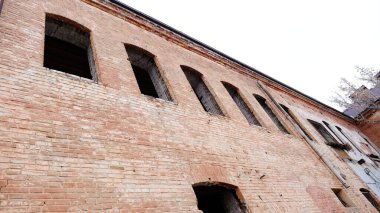 Astrakhan, Rusya, 12 Ocak 2021. Şehrin eski binaları. Evlerin ön cepheleri. Chelyuskintsev Caddesi.