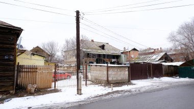 Astrakhan, Rusya, 12 Ocak 2021. Şehrin eski binaları. Evlerin ön cepheleri. Chelyuskintsev Caddesi.