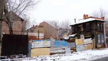 Astrakhan, Rusya, 12 Ocak 2021. Şehrin eski binaları. Evlerin ön cepheleri. Chelyuskintsev Caddesi.