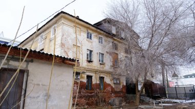 Astrakhan, Rusya, 12 Ocak 2021. Şehrin eski binaları. Evlerin ön cepheleri. Chelyuskintsev Caddesi.