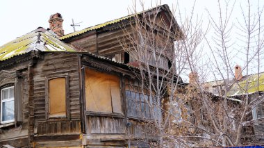 Astrakhan, Rusya, 12 Ocak 2021. Şehrin eski binaları. Evlerin ön cepheleri. Chelyuskintsev Caddesi.
