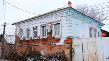 Astrakhan, Rusya, 12 Ocak 2021. Şehrin eski binaları. Evlerin ön cepheleri. Chelyuskintsev Caddesi.