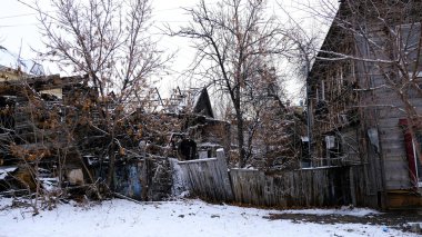 Astrakhan, Rusya, 12 Ocak 2021. Şehrin eski binaları. Evlerin ön cepheleri. Chelyuskintsev Caddesi.