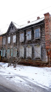 Astrakhan, Rusya, 12 Ocak 2021. Şehrin eski binaları. Evlerin ön cepheleri. Chelyuskintsev Caddesi.