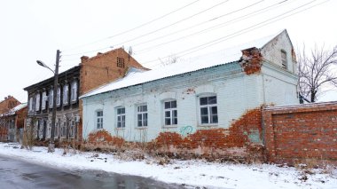 Astrakhan, Rusya, 12 Ocak 2021. Şehrin eski binaları. Evlerin ön cepheleri. Chelyuskintsev Caddesi.