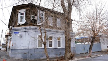 Astrakhan, Rusya, 13 Ocak 2021. Şehrin eski binaları. Ön cephe. Uritskogo Caddesi