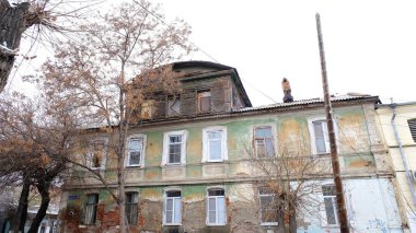 Astrakhan, Rusya, 13 Ocak 2021. Şehrin eski binaları. Ön cephe. Uritskogo Caddesi