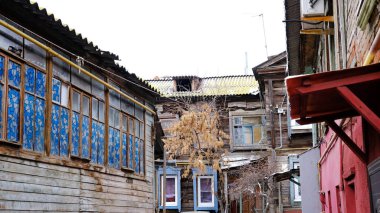 Astrakhan, Rusya, 13 Ocak 2021. Şehrin eski binaları. Ön cephe. Uritskogo Caddesi