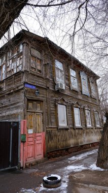 Astrakhan, Rusya, 13 Ocak 2021. Şehrin eski binaları. Ön cephe. Uritskogo Caddesi