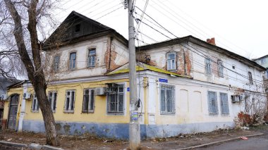 Astrakhan, Rusya, 13 Ocak 2021. Şehrin eski binaları. Ön cephe. Shahumyan Caddesi