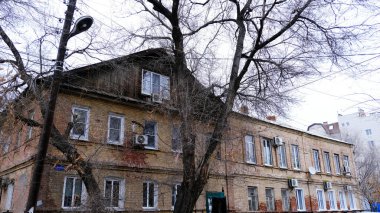 Astrakhan, Rusya, 13 Ocak 2021. Şehrin eski binaları. Ön cephe. Shahumyan Caddesi