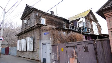 Astrakhan, Rusya, 13 Ocak 2021. Şehrin eski binaları. Ön cephe. Shahumyan Caddesi