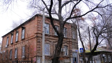 Astrakhan, Rusya, 13 Ocak 2021. Şehrin eski binaları. Ön cephe. Shahumyan Caddesi