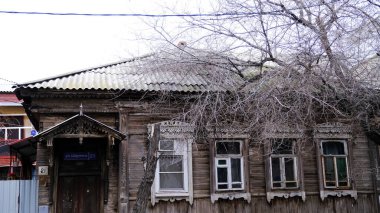 Astrakhan, Rusya, 13 Ocak 2021. Şehrin eski binaları. Ön cephe. Shahumyan Caddesi